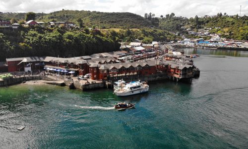 Vista aérea de mercado turístico Angelmó en Puerto Montt, Chile